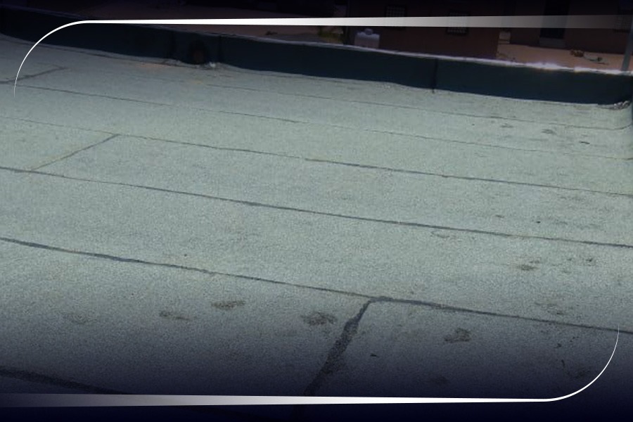 فريق عوازل حائل أثناء تطبيق طبقات العزل المائي على الأسطح الخرسانية