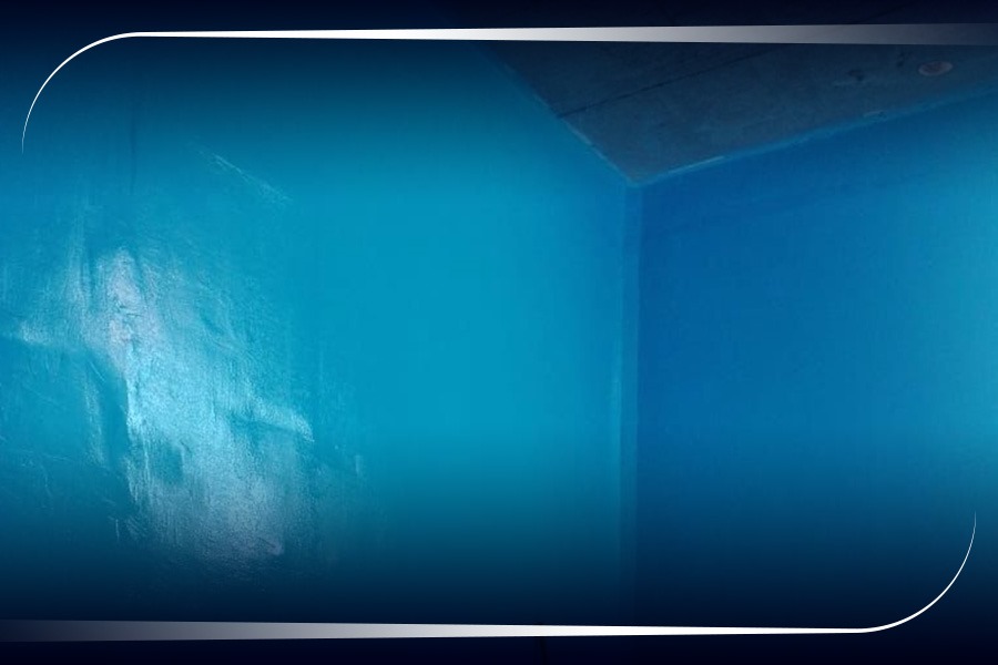 أعمال عزل خزان مياه من الداخل لضمان منع التسربات والرطوبة