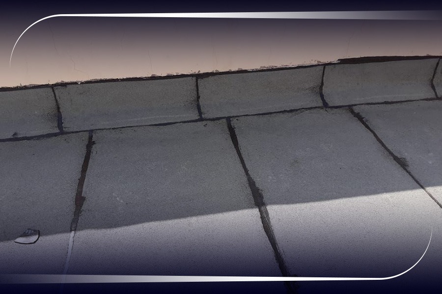 فريق عوازل حائل أثناء تطبيق طبقات العزل المائي على الأسطح الخرسانية