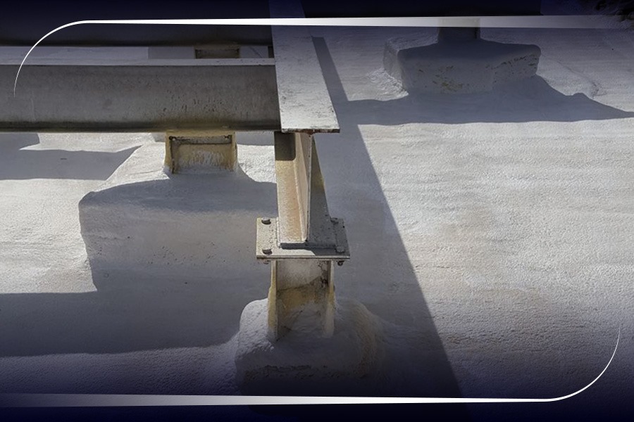 فريق عوازل حائل أثناء تطبيق طبقات العزل المائي على الأسطح الخرسانية