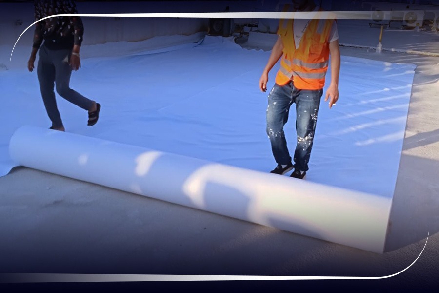 فني من شركة عوازل حائل يقوم بتنفيذ عزل مائي للأسطح باستخدام مواد بيتومين عالية الجودة